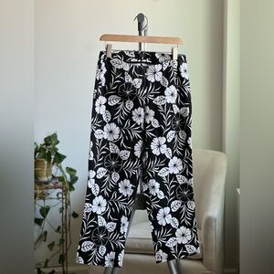 Black and White Floral Capri Pants Size 16 EUC